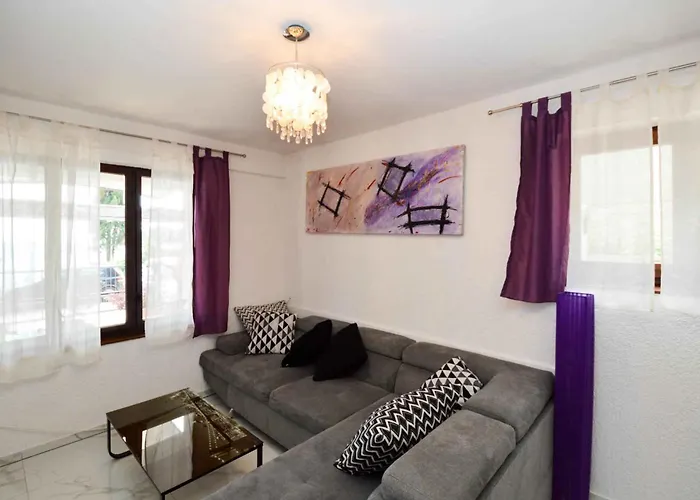 In - Istrien 11080 * بولا