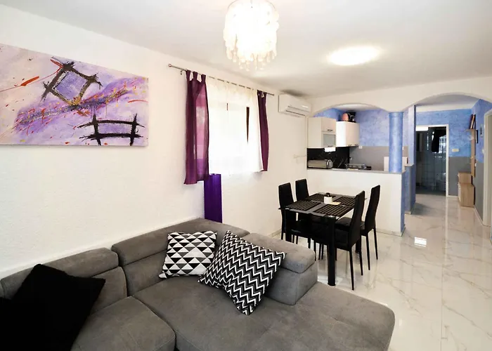 In - Istrien 11080 شقة بولا