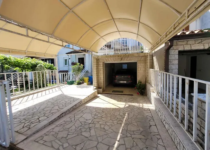 In - Istrien 11080 شقة