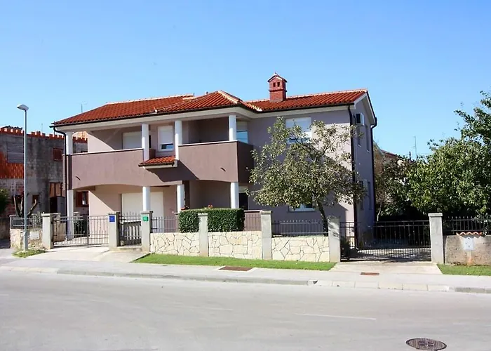 In - Istrien 11080 شقة